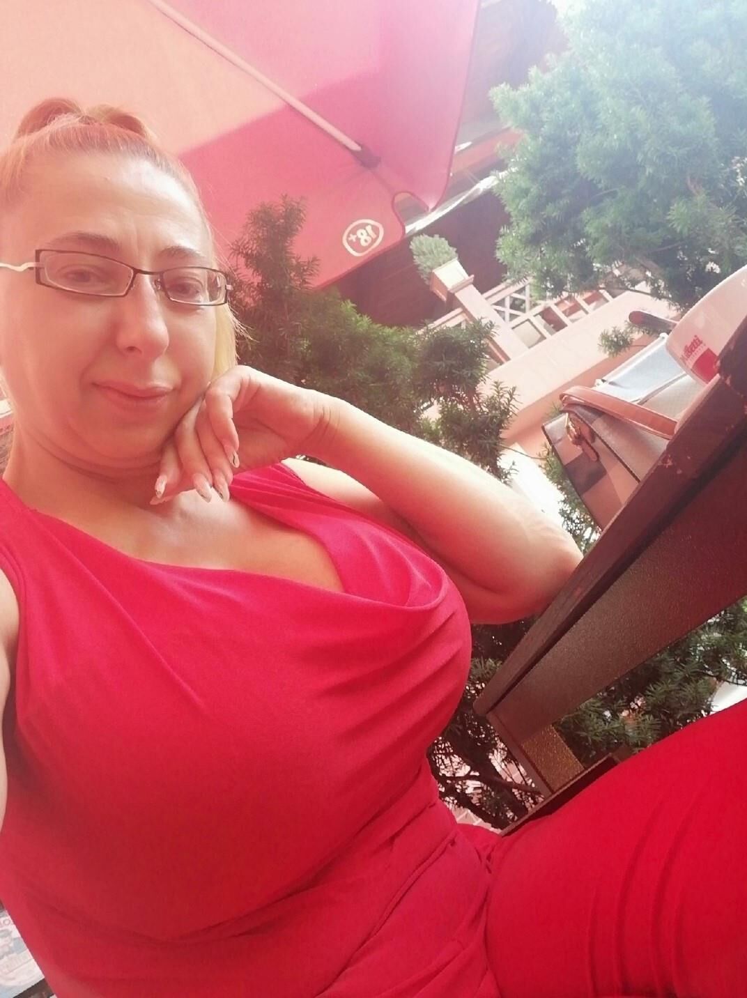 Menina romena peituda