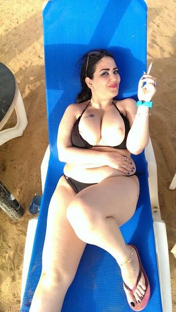 Femme arabe aux gros seins