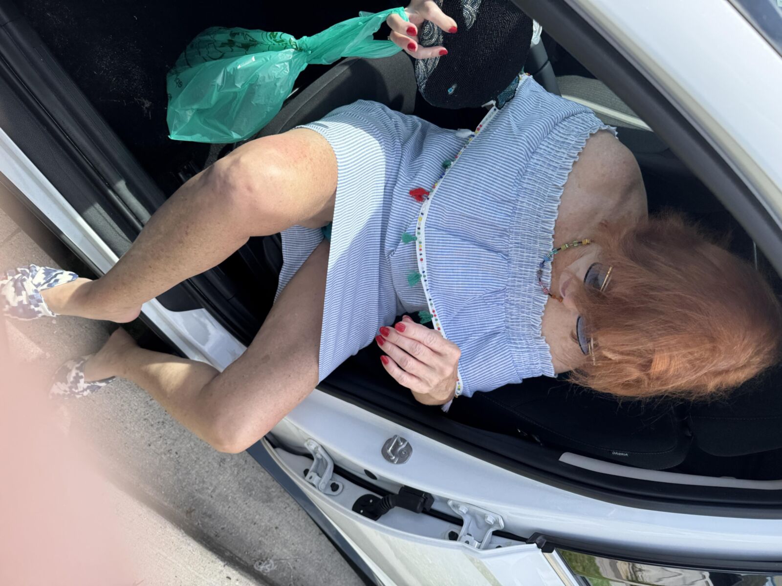 Lola, pour déjeuner et revenir pour se déshabiller