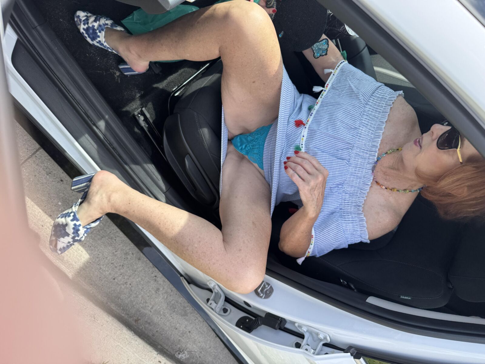 Lola, pour déjeuner et revenir pour se déshabiller
