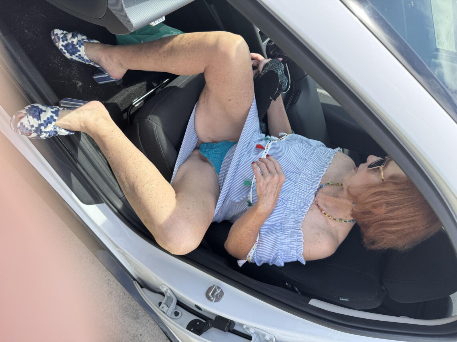 Lola, pour déjeuner et revenir pour se déshabiller