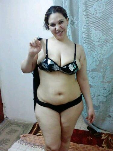 Femme arabe aux gros seins