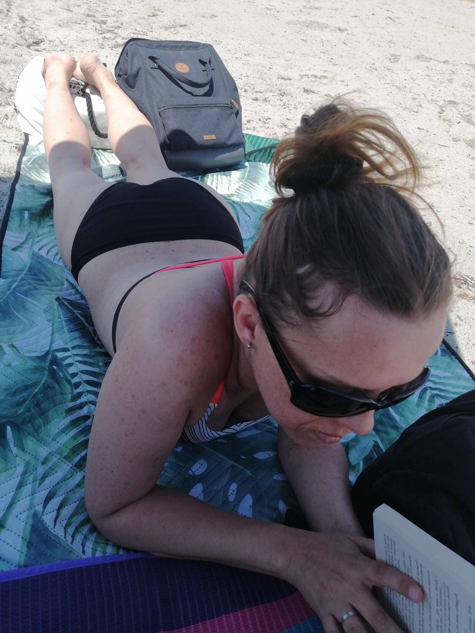 Meine Frau in ihren Bikinis für die Ferien