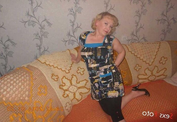 Reife Elena von Magnitogorsk öffnen ihre Beine weit