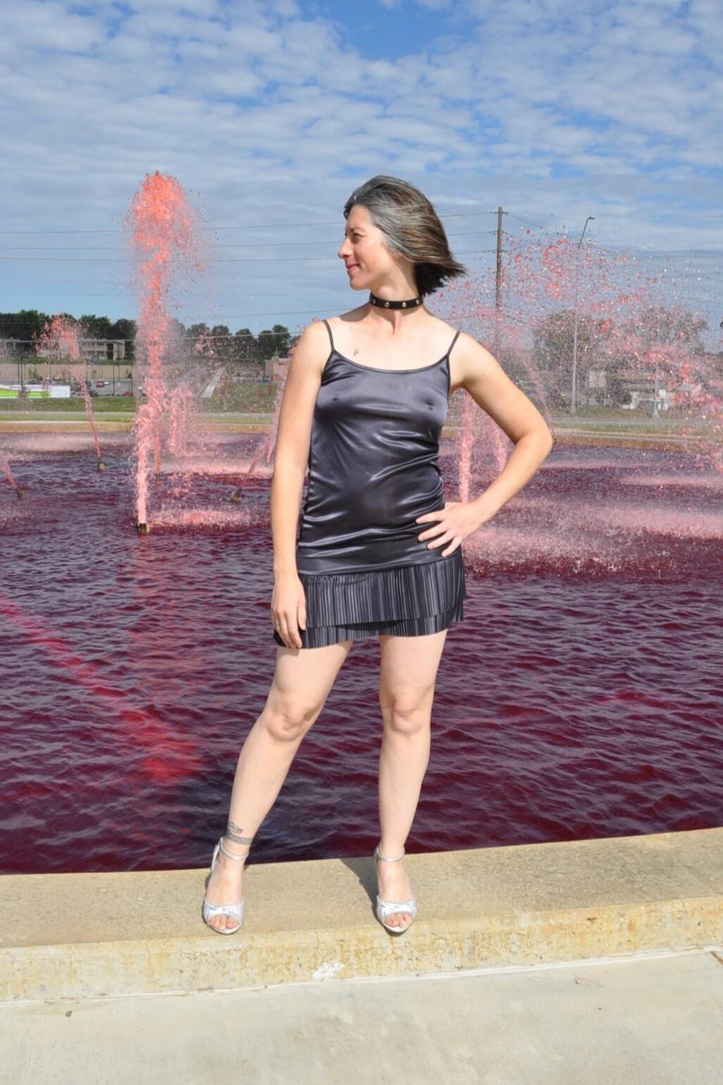 kurzes Kleid und Absätze