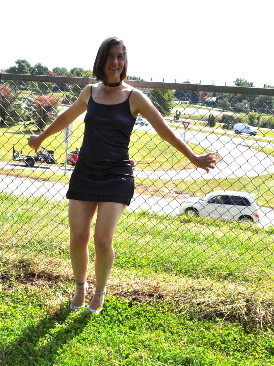 kurzes Kleid und Absätze