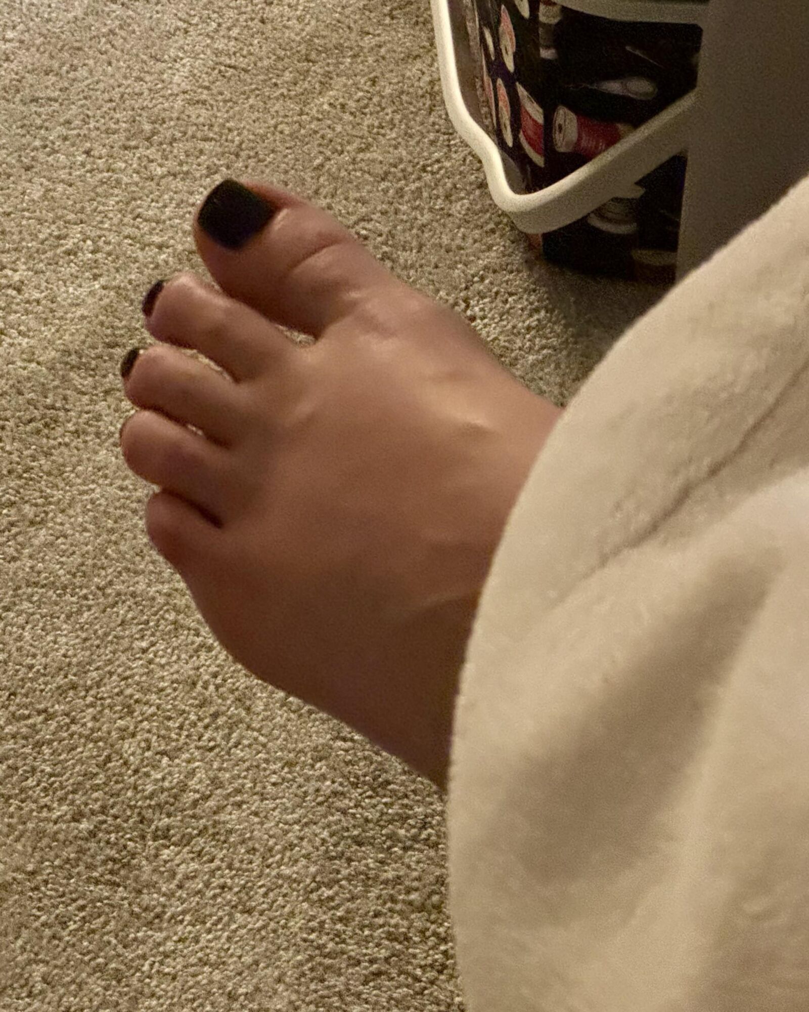 Wifes feet and toes for tribute and comment 