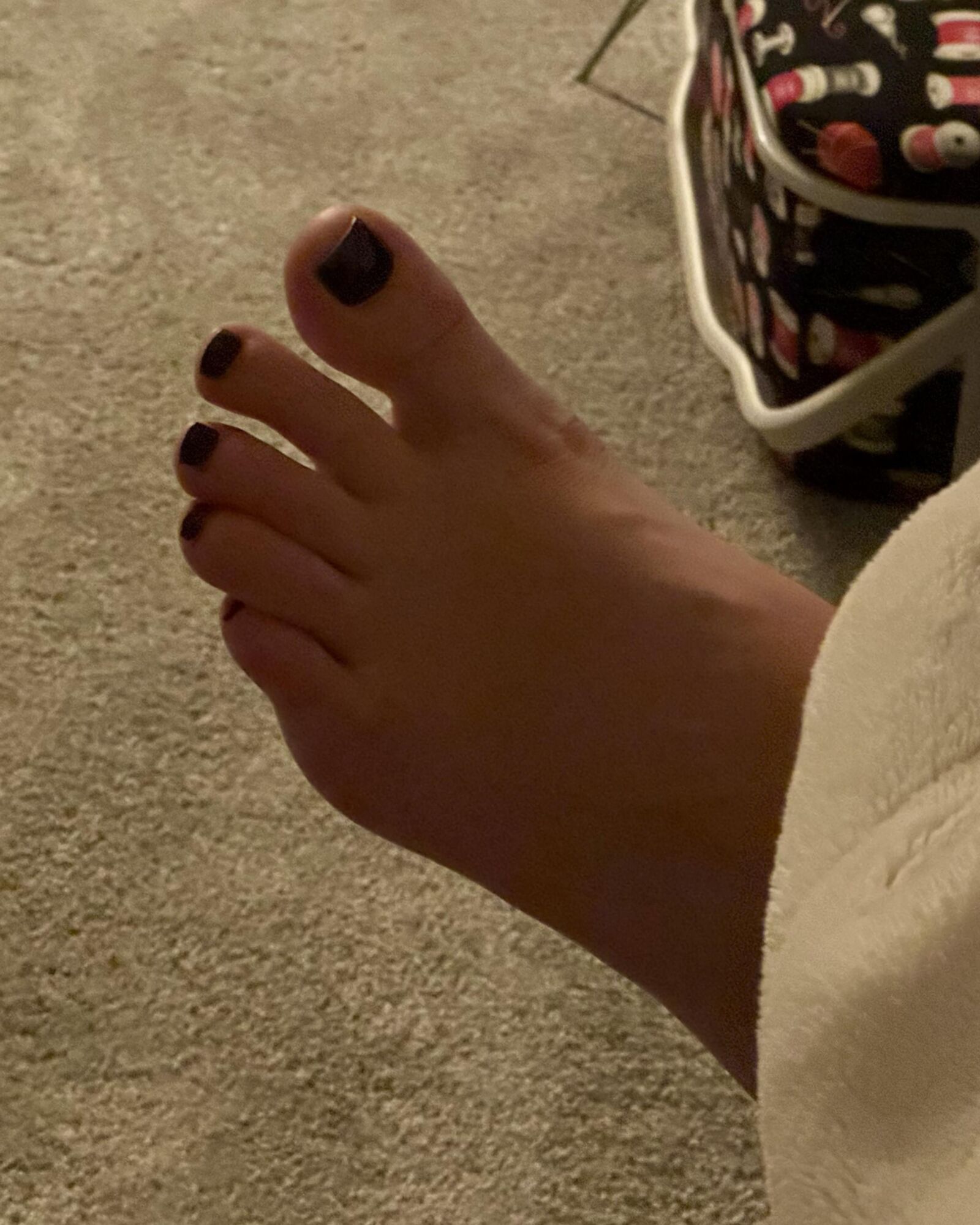 Wifes feet and toes for tribute and comment 