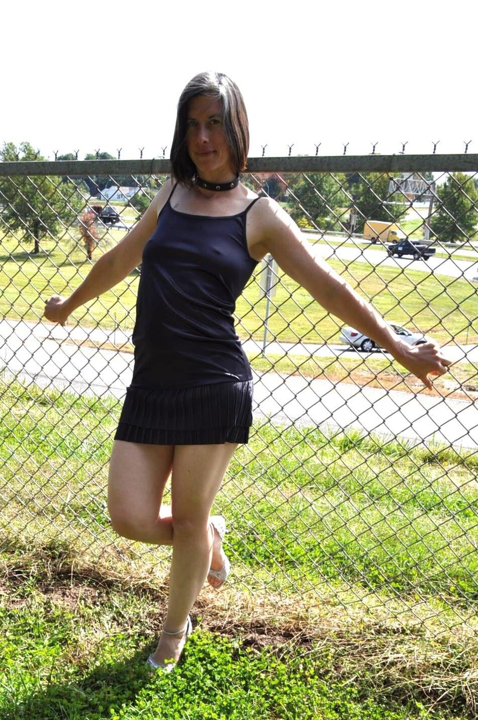 kurzes Kleid und Absätze