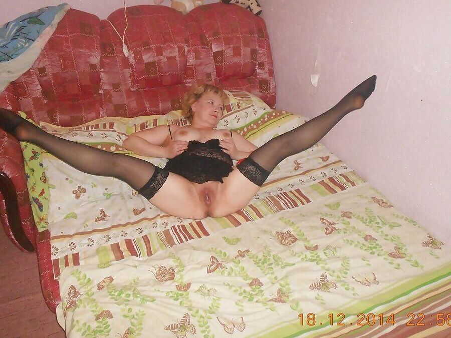 Reife Elena von Magnitogorsk öffnen ihre Beine weit