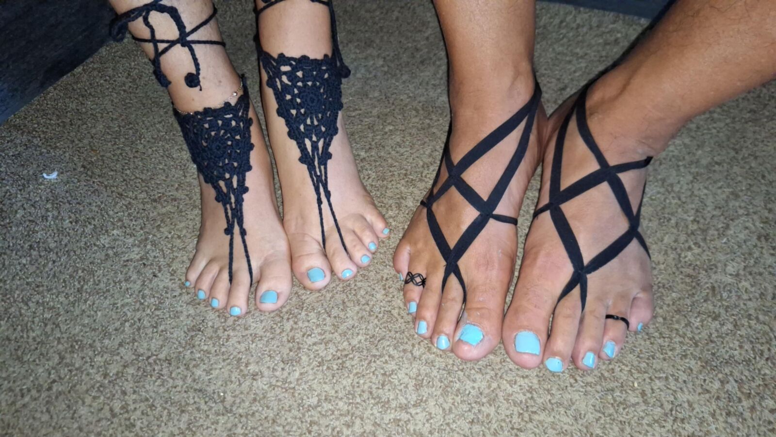 Montrer nos pieds, orteils, anneaux d'orteil et bijoux pieds nus