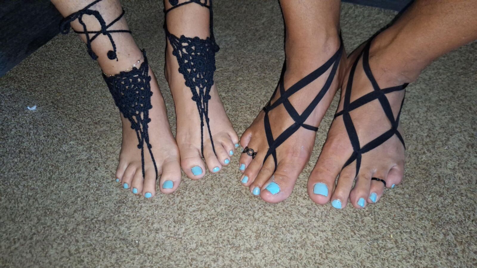 Montrer nos pieds, orteils, anneaux d'orteil et bijoux pieds nus
