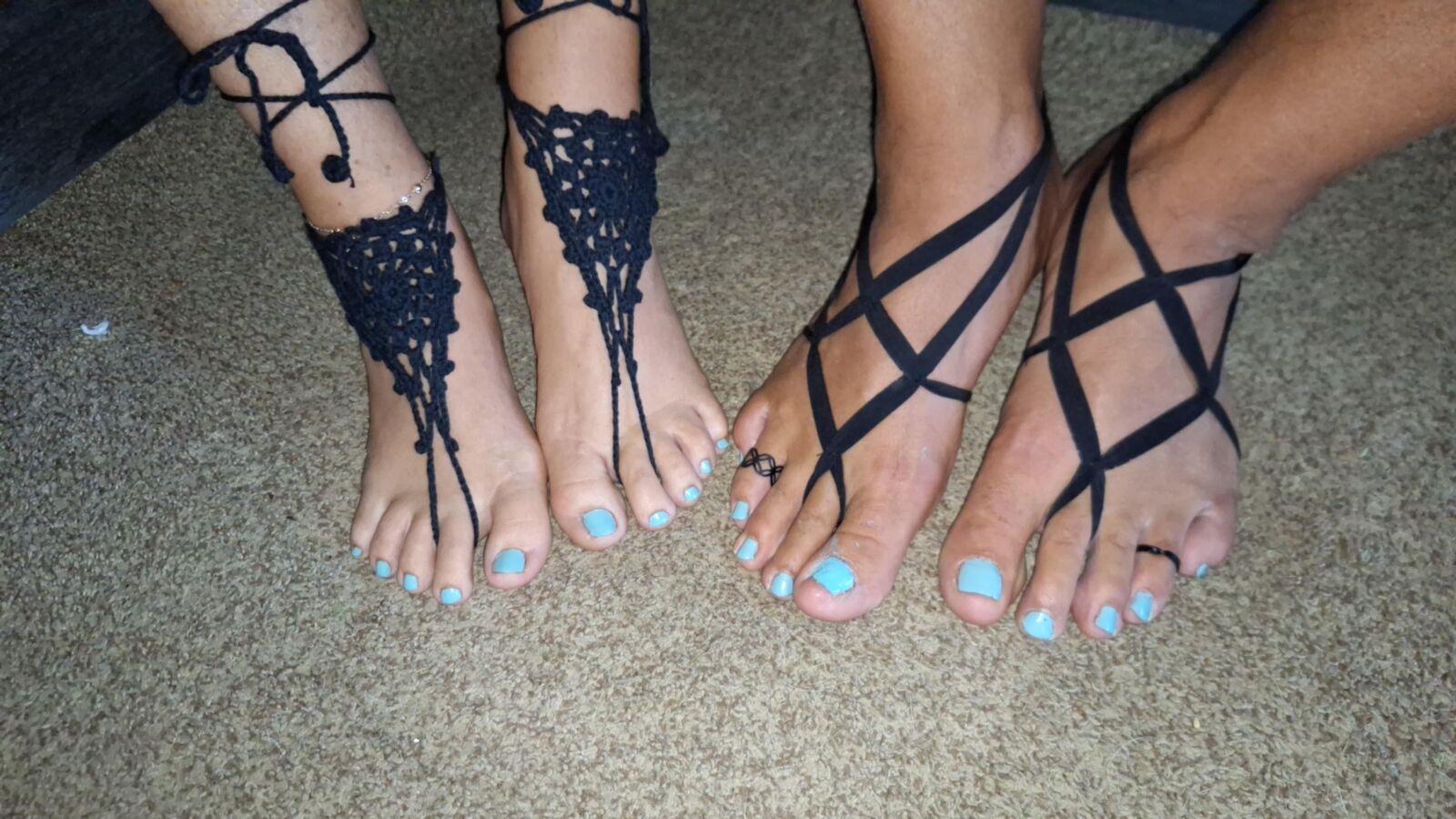 Montrer nos pieds, orteils, anneaux d'orteil et bijoux pieds nus