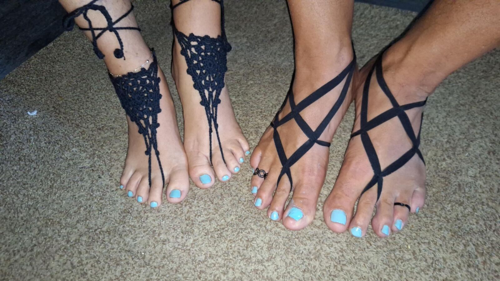 Montrer nos pieds, orteils, anneaux d'orteil et bijoux pieds nus
