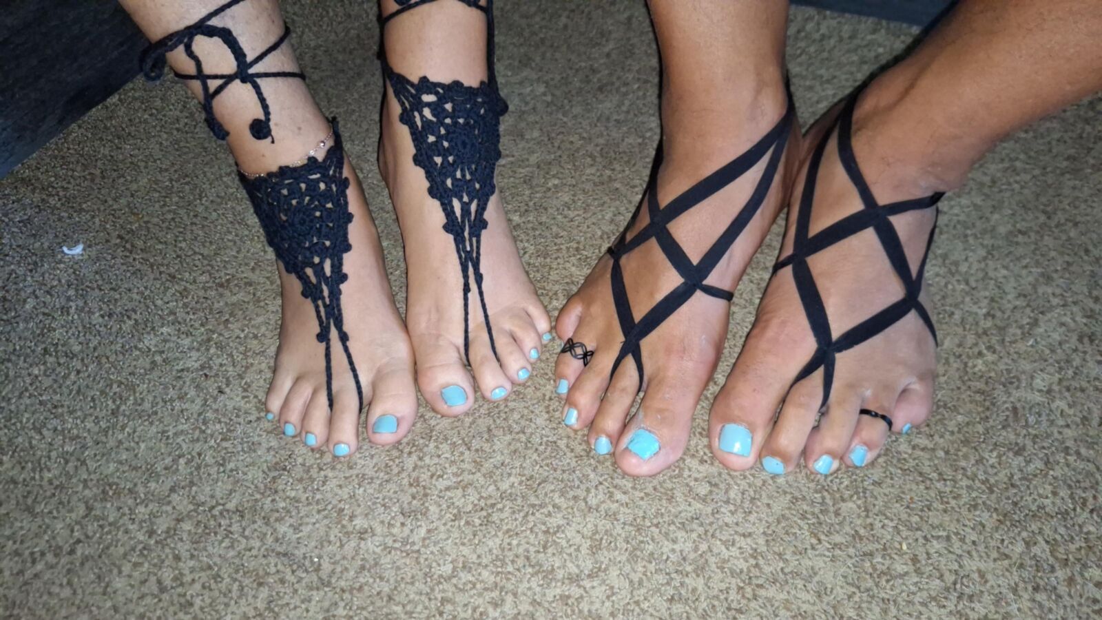 Montrer nos pieds, orteils, anneaux d'orteil et bijoux pieds nus