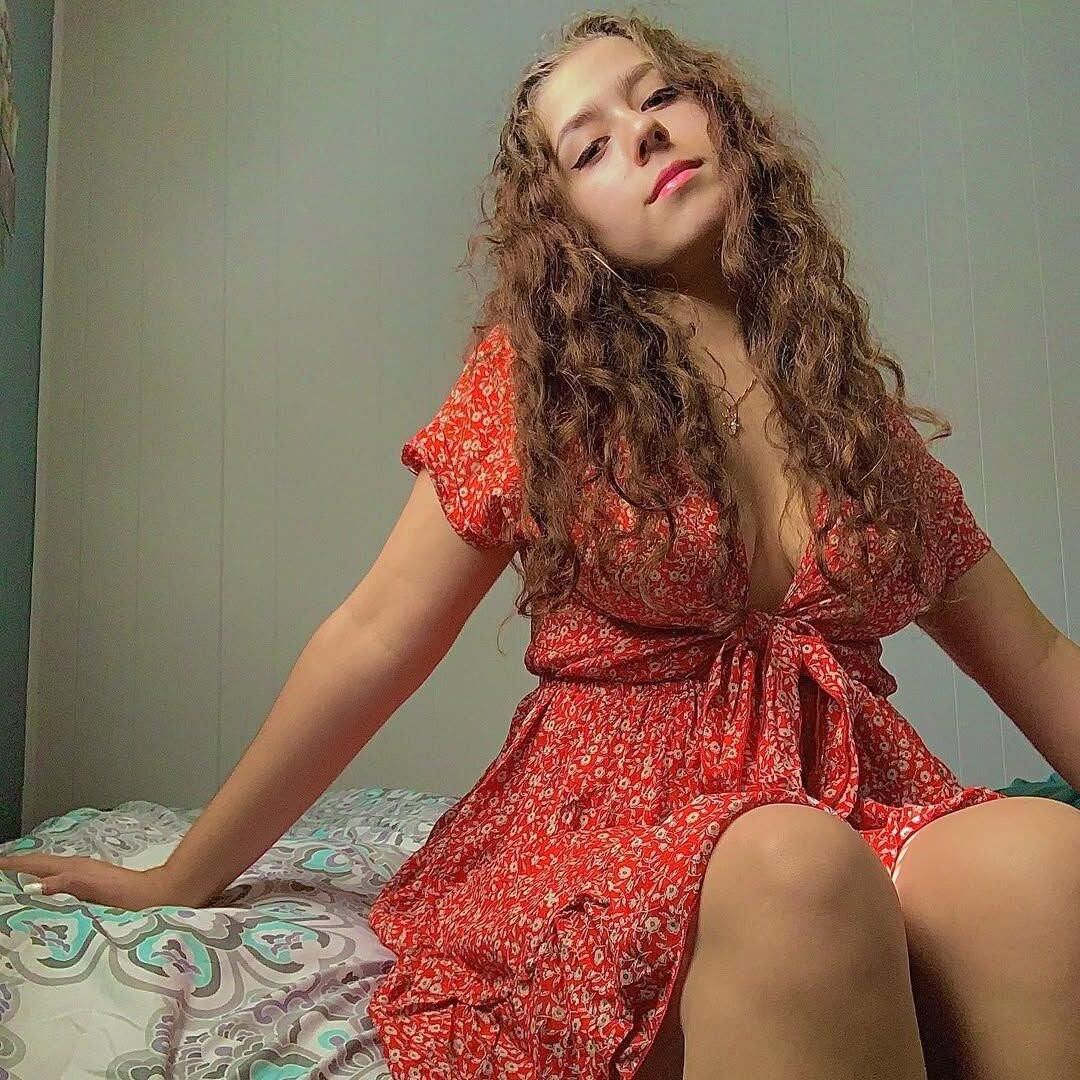 Yo American Slut Haleyは男性と馬に乗る/性交したい