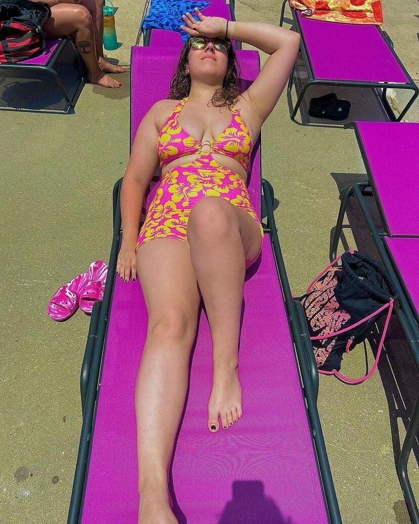 Yo American Slut Haleyは男性と馬に乗る/性交したい