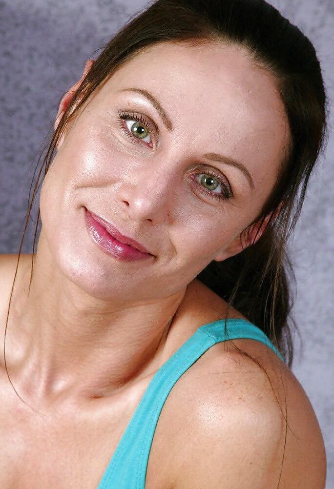 ゴージャスな成熟した熟女シャーロットは素晴らしい体です
