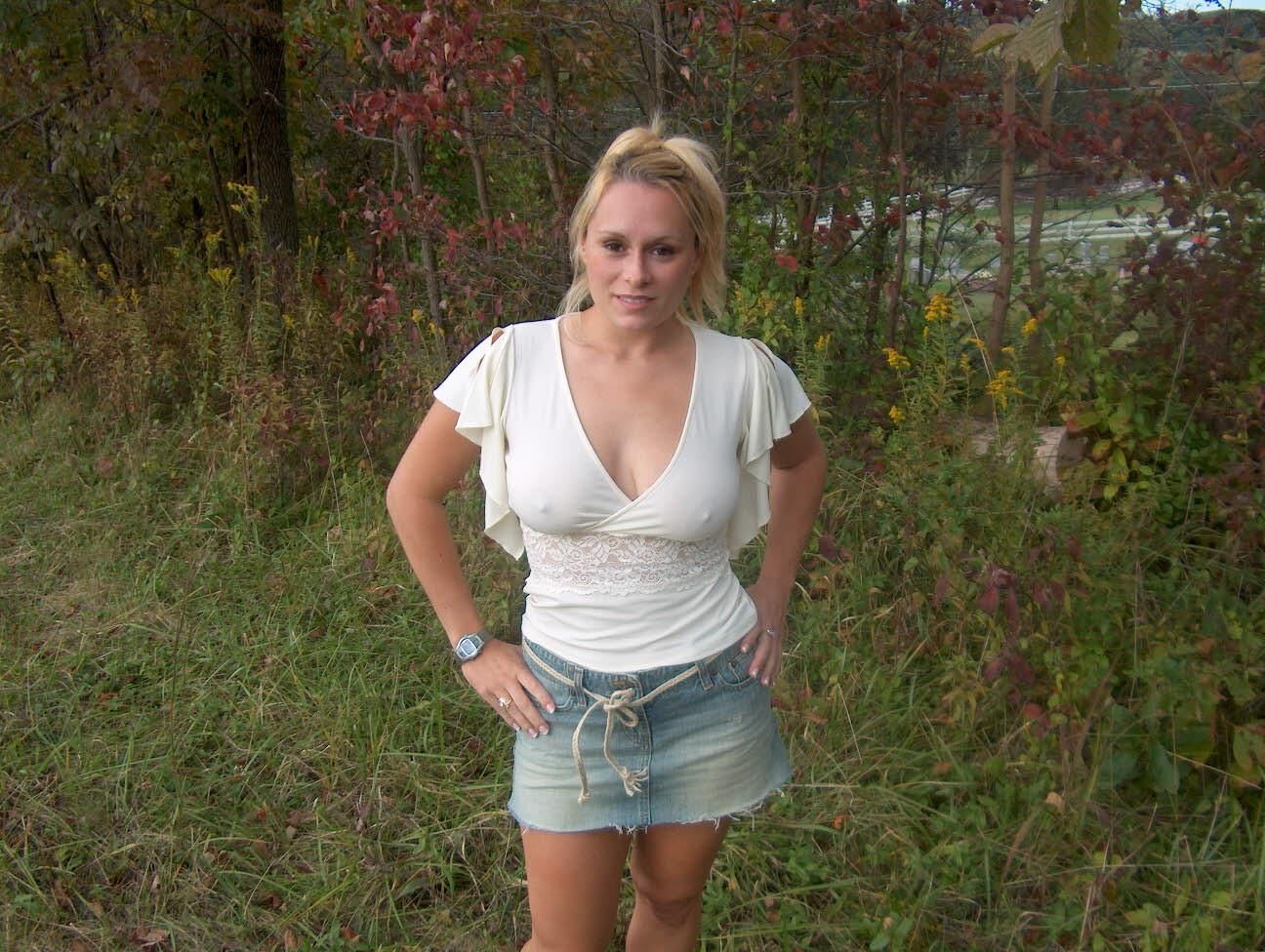 Salope blonde déshabille dans le pays