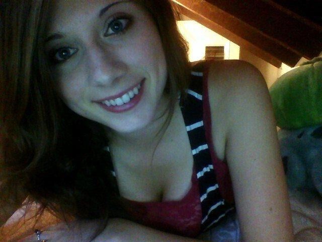 Big Tit Brünette Teen zu Hause neckt