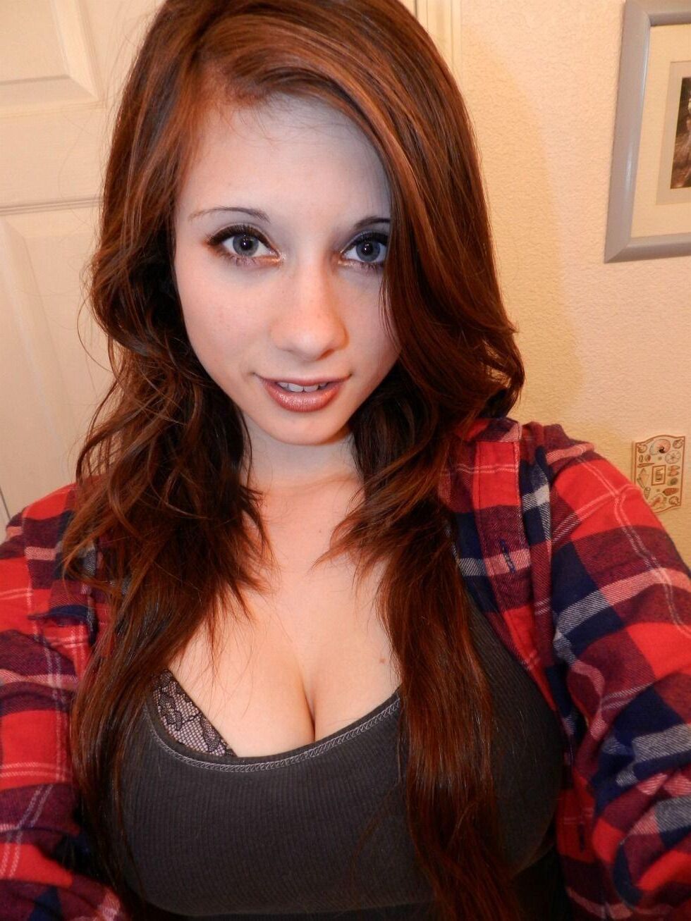 Big Tit Brünette Teen zu Hause neckt