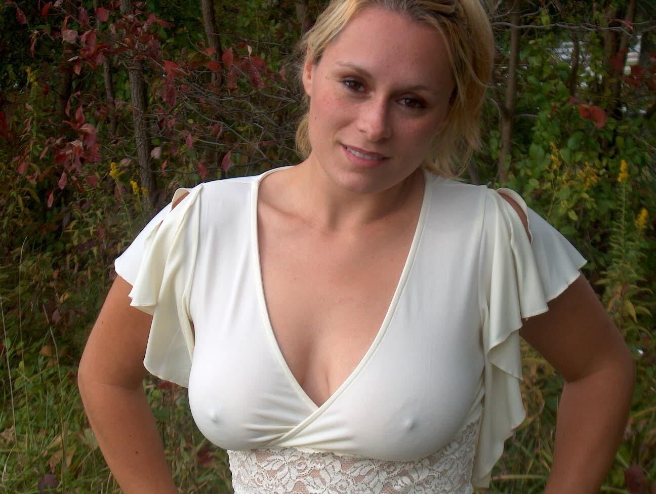 Salope blonde déshabille dans le pays
