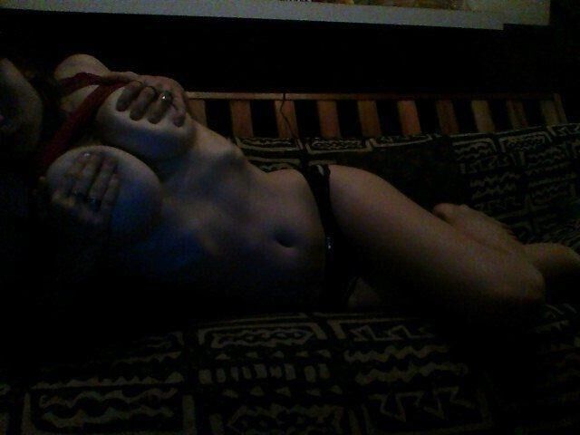 Big Tit Brünette Teen zu Hause neckt