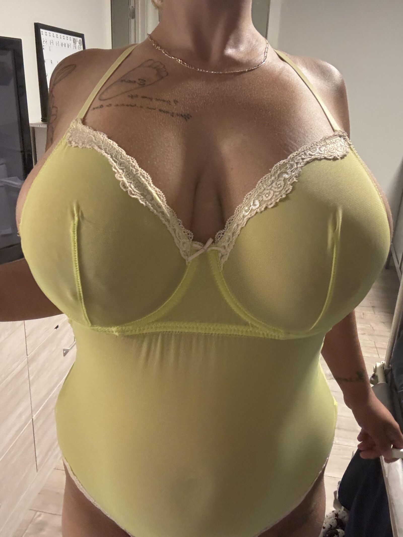 Big Saggy Titten riesige Areola -Verbündete