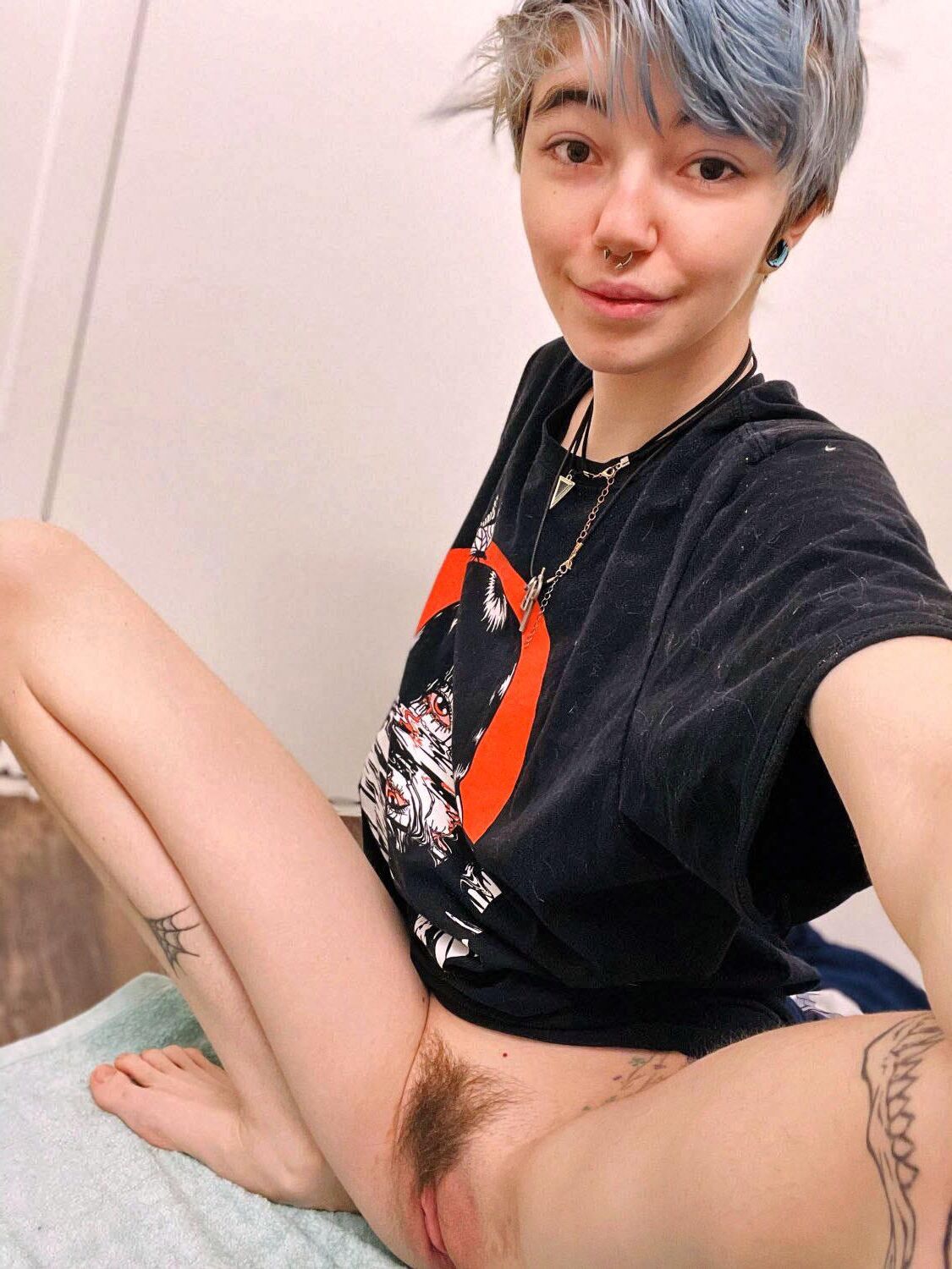 Linda chica de patinador marimacho