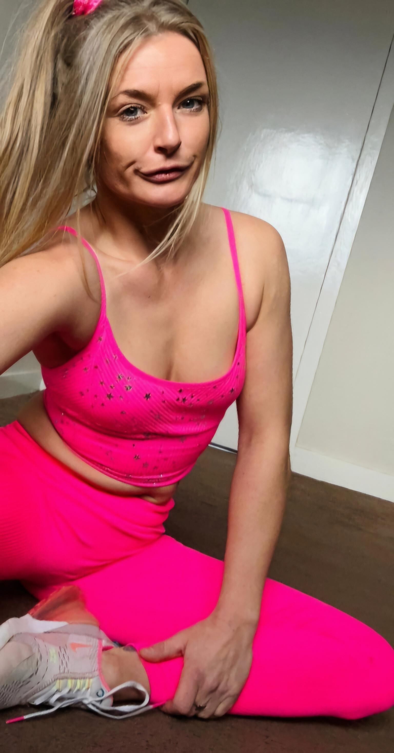 Las pequeñas tetas de Skinny Blonde Chav Slut