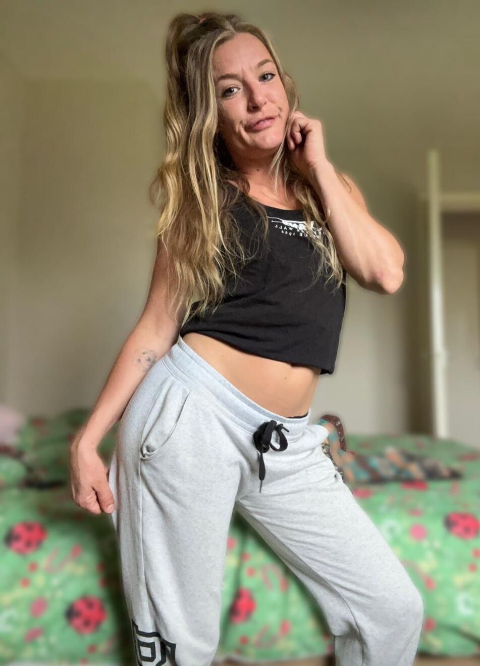 Las pequeñas tetas de Skinny Blonde Chav Slut
