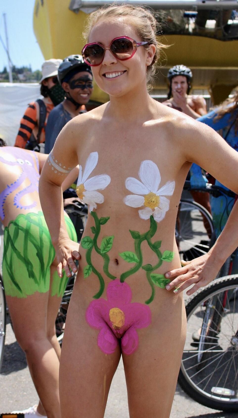Mostrando esas tetas alegres