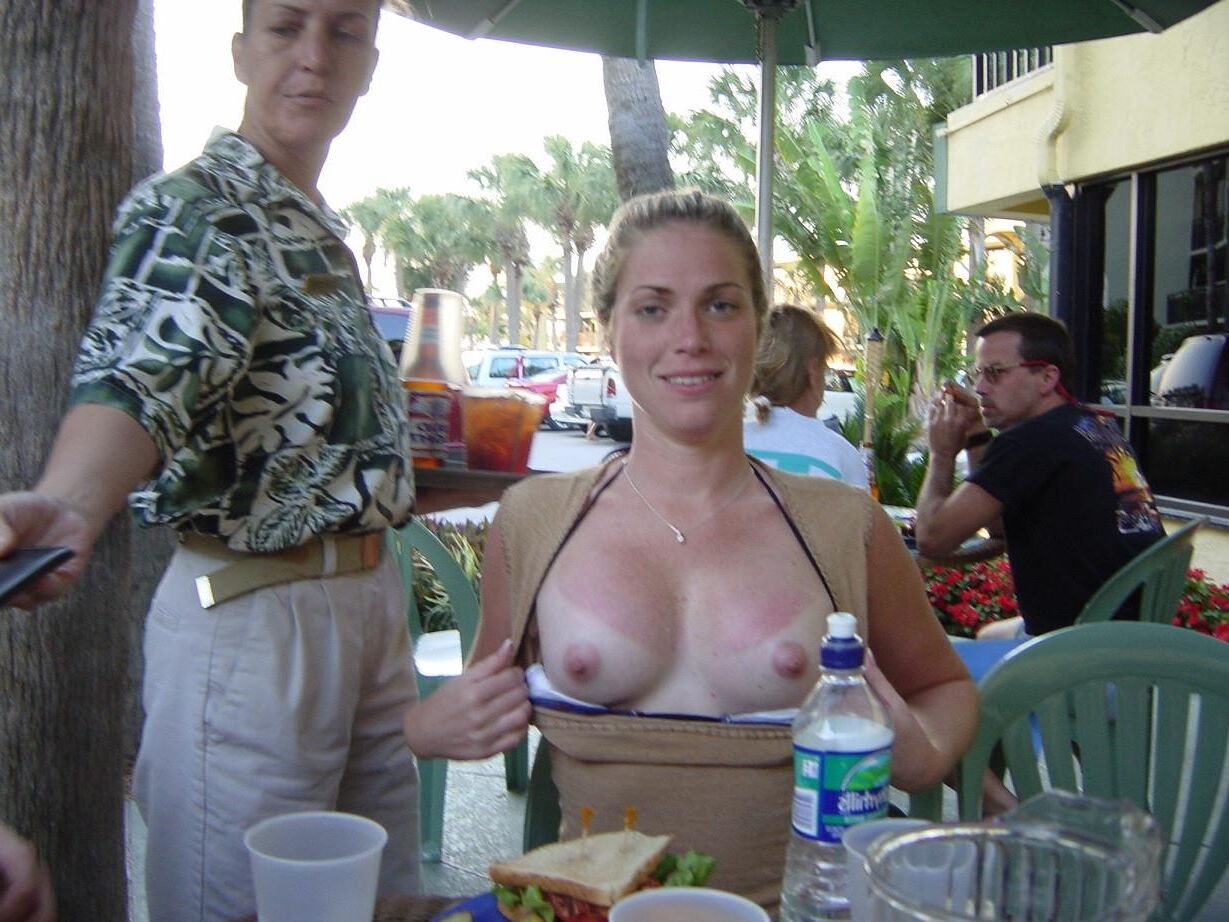 Mostrando esas tetas alegres
