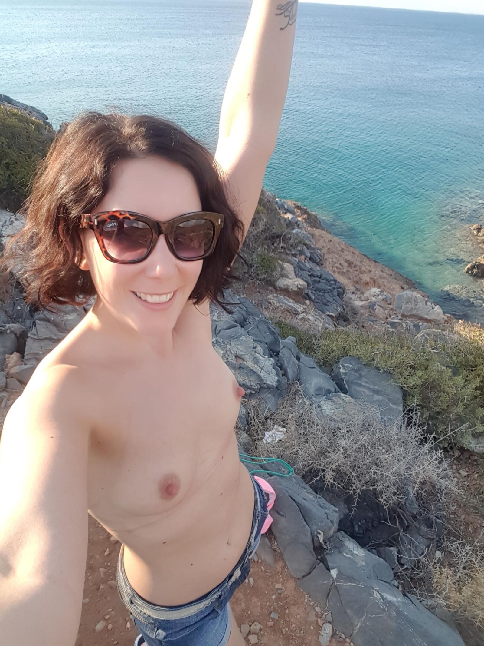 Mostrando esas tetas alegres