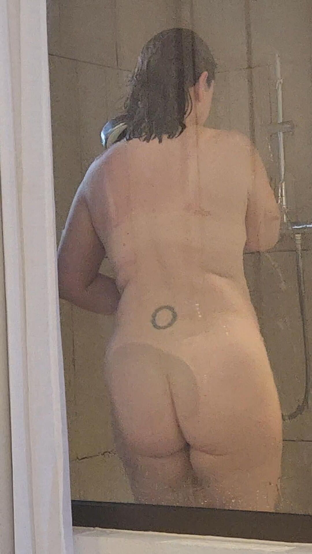 Chunky milf showing her big ass!