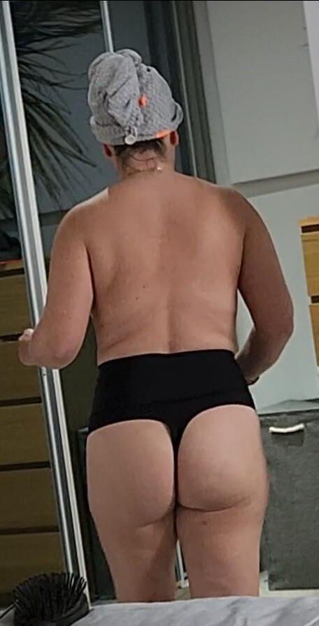 Chunky milf showing her big ass!