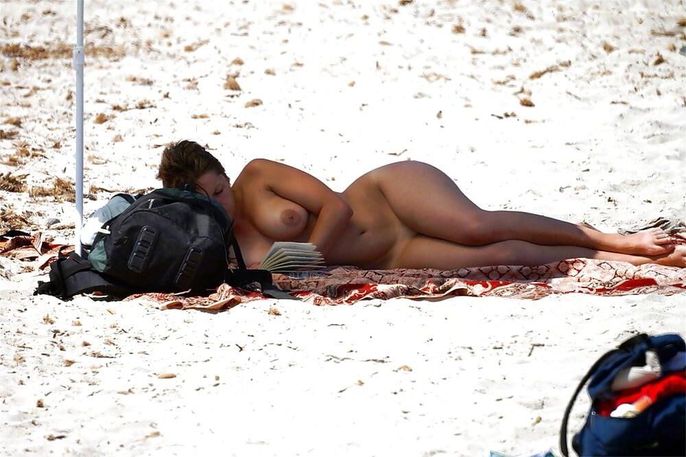 Un gran día en la playa desnuda