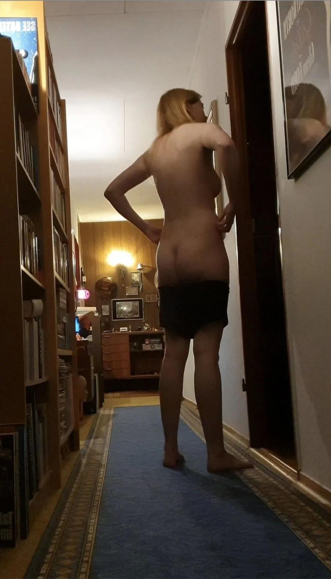 Esposa británica desnuda en casa