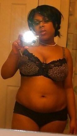 Big Tit Ebony Slut posando