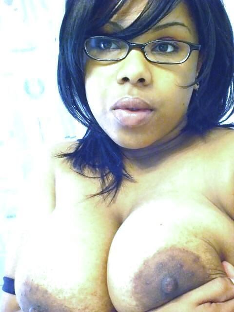 Big Tit Ebony Slut posando