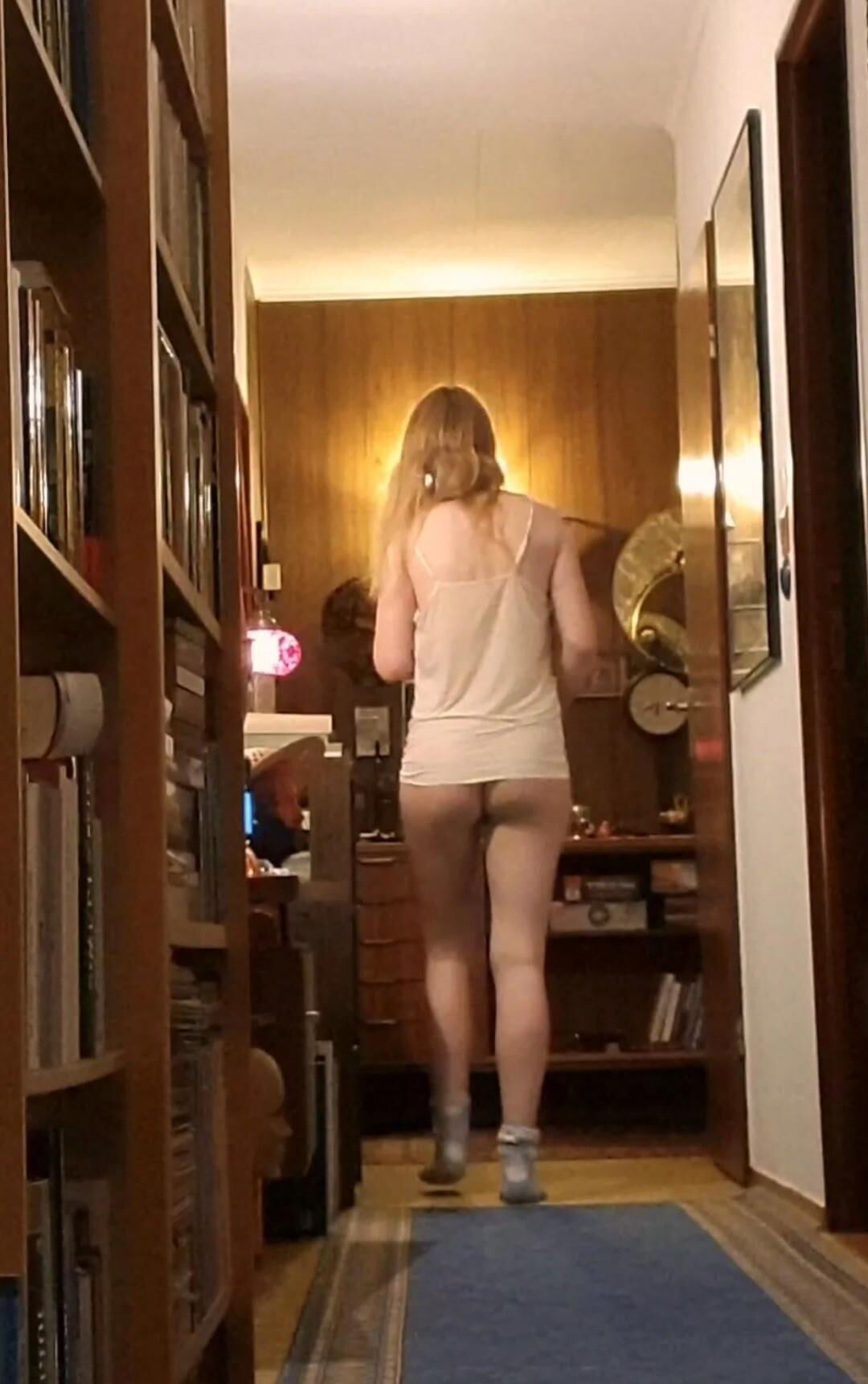 Esposa británica desnuda en casa
